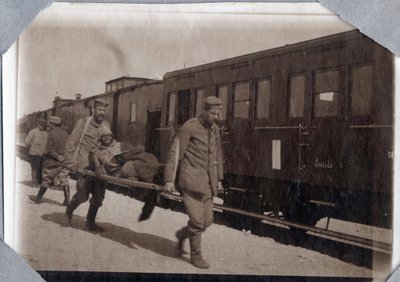 الحرب العالمية الأولى 1914-1918: جروح ونقالات جندي في محطة في القناة الإنجليزية ، نورماندي السفلى (نورماندي السفلى) ، فرنسا. تصوير مجهول مايو 1917. مجموعة خاصة ، ستيلا. بواسطة مجهول مجهول
