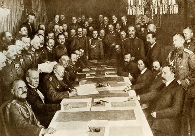 الحرب العالمية الأولى: توقيع معاهدة السلام برست ليتوفسك (بريست ليتوفسك) في 03/03/1917 بين الألمان والروس. الإمبراطورية البلشفية لها مناطق مختلفة عن ألمانيا. ممثلو الإمبراطوريات المركزية (أو التحالف الثلاثي ، ألمانيا ، النمسا بواسطة مجهول مجهول