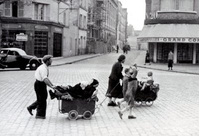فرنسا يونيو 1940: نزوح السكان عند Porte d'Orleans في باريس (اللاجئون يغادرون باريس) - الحرب العالمية الثانية (1939-1945). فرنسا ، يونيو 1940: Porte d'Orleans في باريس: هجرة السكان (اللاجئون يغادرون باريس) بواسطة مجهول مجهول