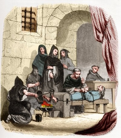 محاكم التفتيش في إسبانيا في القرن الخامس عشر: ماري من بورغندي (1457-1482) ، متهمة بأنها يهودية ، تعرضت للتعذيب على يد (القديس) بيتر (بيدرو) من آربوس (1441 / 1442-1485) ، محقق إسباني: إنه يحرق قدميه . توضيح في "" لغز محاكم التفتيش و بواسطة مجهول مجهول