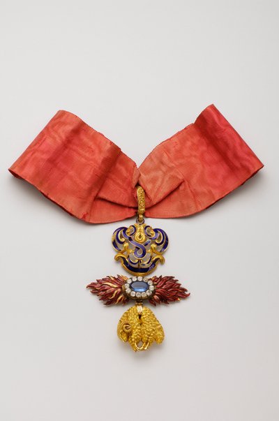 Order of the Golden Fleece: Spanish Golden Fleece - Insignia belonging to Jean Charles de Saldanha Oliveira e Daun (1790-1876) - Middle 19th century - Gold, diamonds, sapphire and emals - H 10,6 cm; w 7,6 cm; weight: 96 g - Private collection بواسطة مجهول مجهول