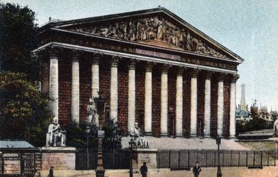 باريس: منظر خارجي لمجلس النواب (الجمعية الوطنية ، قصر بوربون). صورة عام 1920 في "" ألبوم فني "لمدينة باريس. مجموعة خاصة. بواسطة مجهول مجهول
