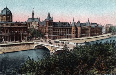 باريس: منظر خارجي للكونسيرج في إيل دو لا سايت والجسر أو التغيير. صورة عام 1920 في "" ألبوم فني "لمدينة باريس. مجموعة خاصة. بواسطة مجهول مجهول