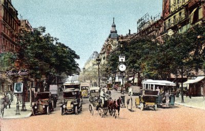 باريس: حركة المرور في شارع بولفارد دي إيتاليان ، أحد أكبر شوارع المدينة. صورة عام 1920 في "" ألبوم فني "لمدينة باريس. مجموعة خاصة. بواسطة مجهول مجهول