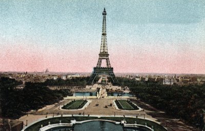 باريس: منظر لحدائق تروكاديرو مع برج إيفل وجسر إينا على نهر السين. صورة عام 1920 في "" ألبوم فني "لمدينة باريس. مجموعة خاصة. بواسطة مجهول مجهول
