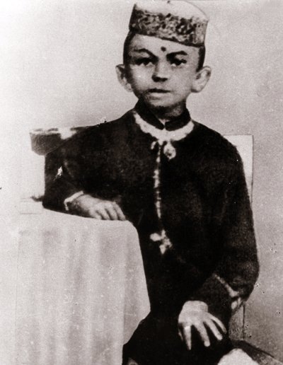 صورة للزعيم السياسي المهندس كرمشاند غاندي (1869-1948) طفل - تصوير حوالي عام 1875 بواسطة مجهول مجهول