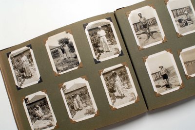 لا تزال حياة ألبوم صور (فوتوغرافي) حوالي عام 1925. بواسطة مجهول مجهول