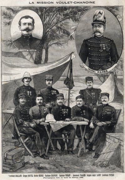 مهمة Voulet Chanoine (Voulet-Chanoine) الحملة الفرنسية للغزو الاستعماري لتشاد: صورة الملازم أوكتاف مينير (1874-1961) والعقيد أرسين كلوب (1857-1899) أسفل اليسار إلى اليمين: الملازم جوالاند ، الرقيب بوتيل ، الطبيب بواسطة مجهول مجهول