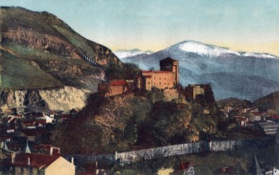 القلعة وسلسلة جبال البرانس في لورد - هاوتس بيرينيه (65) حوالي عام 1900. بواسطة مجهول مجهول