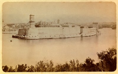 مدينة مرسيليا ومحيطها حوالي 1885-1890: حصن سان جان ، منظر مأخوذ من Pharo ، مجموعة خاصة بواسطة مجهول مجهول