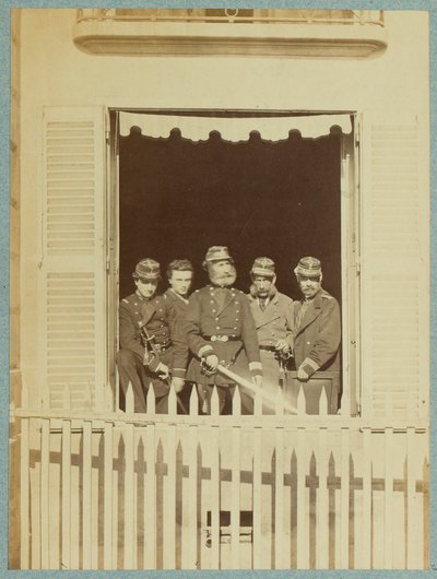 هيئة الأركان العامة في ساحة فاندوم أثناء الكومونة، حوالي 1871 (صورة بالأبيض والأسود) بواسطة مجهول مجهول