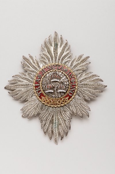 المملكة المتحدة - وسام الحمام: لوحة نايت تخص جورج الرابع (1762-1830) ، ريجنت ، ثم ملك إنجلترا (1820-1830) - صُنع بواسطة رونديل ، بريدج آند رونديل ، لندن - 1813 - ذهب وفضة وماسات و المينا - H 11.9 سم ؛ ث 10،6 سم ؛ وزن: بواسطة مجهول مجهول