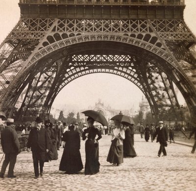 المعرض العالمي لعام 1900 - المعرض العالمي لعام 1900 في باريس: منظر تحت برج إيفل - مجموعة خاصة بواسطة مجهول مجهول