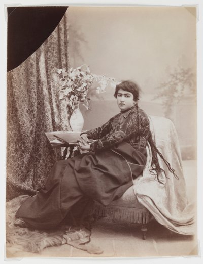 امرأة ذات ضفائر (صورة زخرفية فضية) بواسطة Antoin Sevruguin