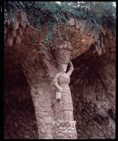 فن الآرت نوفو: تفاصيل تمثال لعمارة بارك جويل أنتوني غاودي إي كورنيه (1852-1926) بواسطة انطونيو جودي