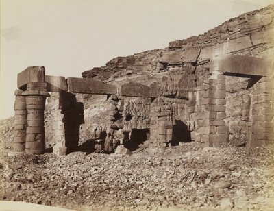 المعبد في جرف حسين ، منظر للشمال الشرقي يُظهر الفناء الأمامي للمعبد بواسطة أنطونيو بيتو