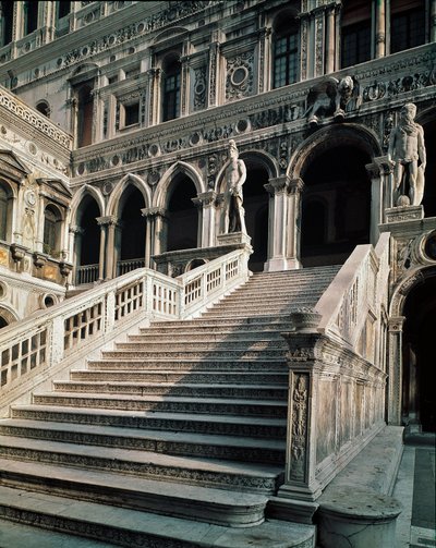 منظر لـ Scala dei Giganti (درج Geants) المؤدي إلى مدخل Ducal Palace (palazzo ducale) الذي صنعه أنطونيو ريزو (1430-1499) 1483-1491 البندقية بواسطة أنطونيو ريزو