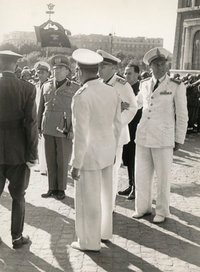 ألبوم "MVSN- Blackshirts": كارلو ديلكرويكس نهاية الحرب والميدالية الذهبية بالزي الأبيض من "Corporal of Honor" لـ MVSN (صورة بالأبيض والأسود) بواسطة أنطونيو سافيو