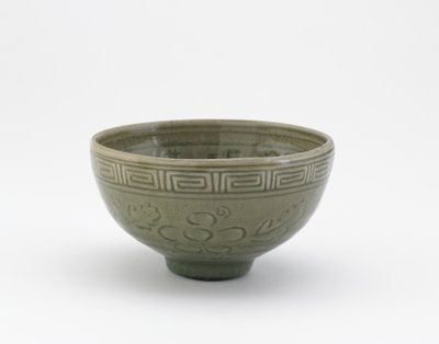 وعاء تقديم على طراز أواني Longquan ، وعاء التقديم (هاتشي) ، أوائل القرن التاسع عشر (خزف حجري بزجاج سيلادون) بواسطة أوكي (Attr. To) Mokubei