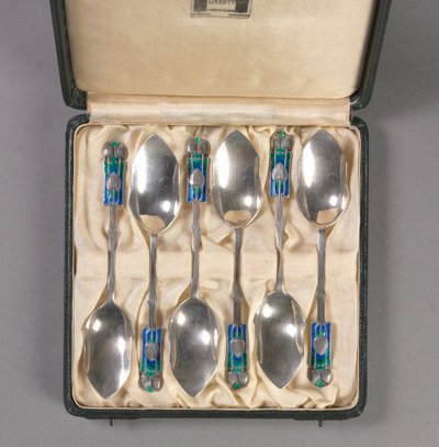 مجموعة من ستة ملاعق في Original Box ، الشركة المصنعة Liberty and Company ، c.1895-1910 بواسطة أرشيبالد نوكس