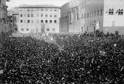 تجمع الحشد في بيازا سينيوريا بمناسبة زيارة هتلر وموسوليني في فلورنسا ، 05/1938 (صورة b / w) بواسطة أرماندو بروني