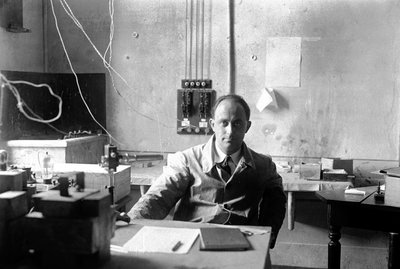 الفيزيائي الإيطالي إنريكو فيرمي (1901-1954 جائزة نوبل للفيزياء عام 1938) في المختبر (صورة بالأبيض والأسود) بواسطة أرماندو بروني