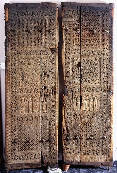 زوج من أبواب الجوز الأرمنية المنحوتة ، يصور المسيح بستة من الرسل والقديسين ، 1312 بواسطة المدرسة الأرمنية