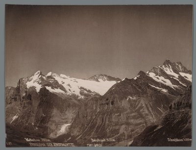 منظر لـ Wetterhorn و Berglistock و Schreckhorn في جبال الألب في بيرنيز Panorama der Jungfraukette (عنوان المسلسل على الكائن) بواسطة مجهول