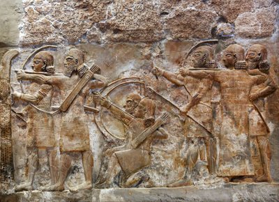 رماة الجيش الآشوريون يحتلون مدينة محصنة ، إغاثة من نمرود ، حوالي 865 قبل الميلاد بواسطة الآشورية