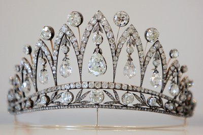 الإمبراطورة جوزفين تيارا ، ج. 1890 بواسطة أغسطس هولمستروم