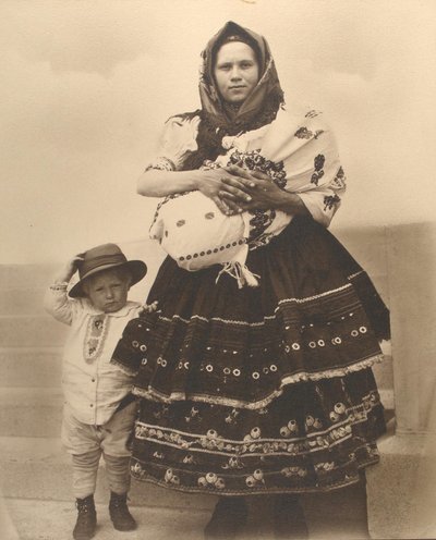 المرأة والطفل السلوفاكي ، ج .1910 بواسطة Augustus F. Sherman