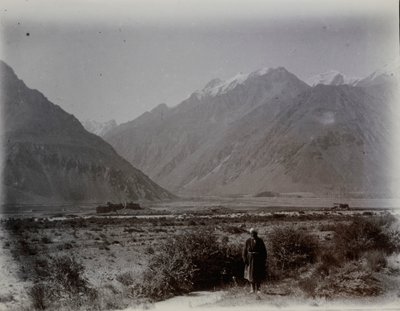 حصون قلعة بنجا من نتوء كوشت سام. منظر بعيد عبر الوادي باتجاه الحصون، والجبال خلفها، 2 سبتمبر 1915 (صورة فوتوغرافية بالأبيض والأسود) بواسطة أوريل شتاين