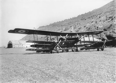 طائرة Handley-Page 0400 مع بعض آلات بريستول فايتر في مطار سلاح الطيران الأسترالي في حيفا. كابتن روس ماكفرسون سميث كان يقود هذه الطائرة بشكل متكرر ، 1918 (صور من وزن الجسم بواسطة مصور استرالي
