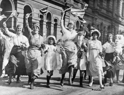 مجموعة من النساء والأطفال يفرحون في أحد شوارع سيدني عند توقيع الهدنة ، 11 نوفمبر 1918 بواسطة مصور استرالي