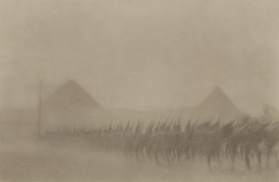 مشاة أسترالية تسير خلال عاصفة ترابية ، تُعرف في مصر باسم خمسين ، 1915 بواسطة مصور استرالي