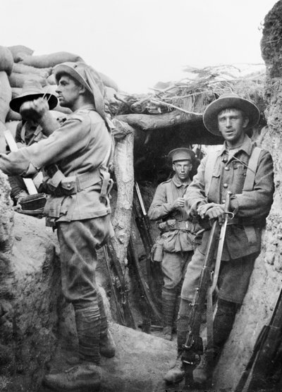 القوات الأسترالية في خنادق Lone Pine التركية ، 1915 بواسطة مصور استرالي