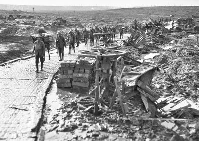 مرور القوات الأسترالية على طول المسار المؤدي إلى Idiot Corner ، في Westhoek Ridge ، في قطاع Ypres ، 28 أكتوبر 1917 بواسطة مصور استرالي
