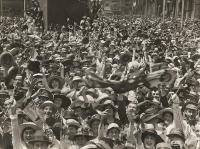 الحشد في مارتن بلاس ، سيدني ، يحتفل بأخبار توقيع الهدنة ، 11 نوفمبر 1918 بواسطة مصور استرالي