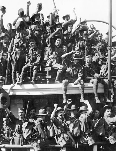 انطلاق القوة الاستطلاعية البحرية والعسكرية الأسترالية (AN & MEF) لغينيا الجديدة ، 19 أغسطس 1914 بواسطة مصور استرالي