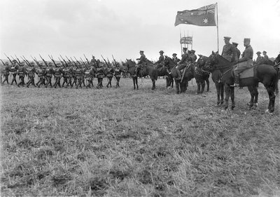 المشير السير دوجلاس هايج يستعرض القسم الأسترالي الخامس في إبلينجهيم ، 29 أغسطس 1917 بواسطة مصور استرالي