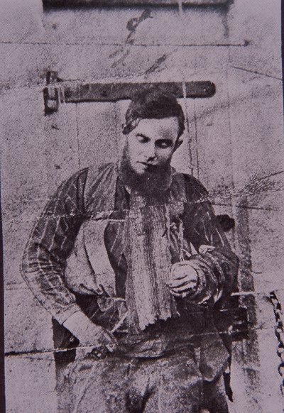 Kelly Gang member Joe Byrne strung up after death, 29 June 1880 (b/w photo) بواسطة مصور استرالي