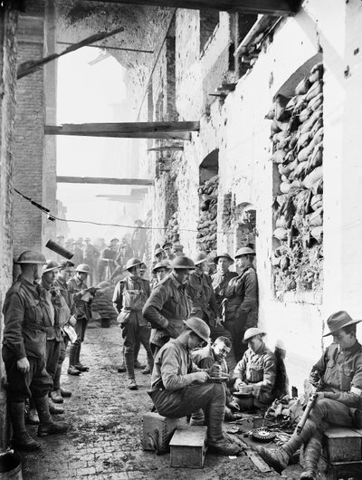 أعضاء كتيبة المشاة الأسترالية الثانية خارج كتلهم في ثكنات الفرسان في إبرس ، 1 نوفمبر 1917 بواسطة مصور استرالي