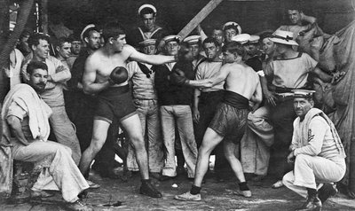 يشاهد البحارة المجهولون مباراة ملاكمة في وسطهم على متن HMAS Melbourne ، 1915 بواسطة مصور استرالي