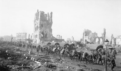 ابرس ، بلجيكا. 18 أكتوبر 1917. احزم البغال التي تستوعب المشاة. لاحظ القذيفة التي تضررت المباني في الخلفية ، 18 أكتوبر 1917 بواسطة مصور استرالي