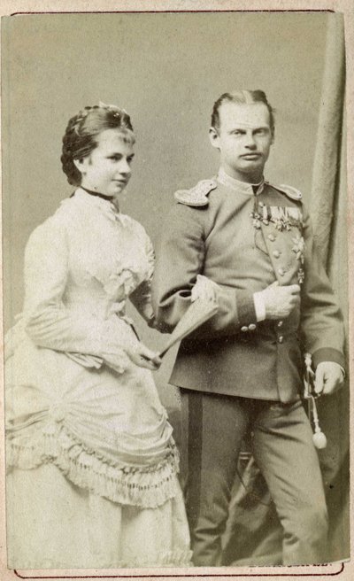 صورة لجيزيل لويز ماري ، أرشيدوقة النمسا وأميرة بافيير (1856-1932) مع الأمير ليوبولد من بافيير (1846-1930). مجموعة صور "" لجنود الأمس "". بواسطة مصور نمساوي