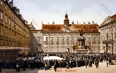 فرقة تعزف في باحة القلعة الإمبراطورية في فيينا ، حوالي 1905 (لون ليثو) بواسطة المدرسة النمساوية