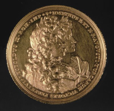 صور تحمل ميدالية للإمبراطور الروماني المقدس ليوبولد الأول (1640-1705) وجوزيف الأول (1678-1711) بواسطة فيليب هاينريش ، 1692 (ذهبي) بواسطة Austrian School