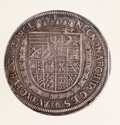 Silver coin (thaler) from Tyrol: reign of emperor Rudolf II (Rodolphe II) (1552-1612). Diam. 4 cm Naples, museo archeologico nazionale بواسطة المدرسة النمساوية