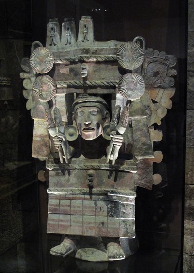 مبخرة على شكل إلهة الزراعة Chicomecoatl ، Tlahuac ، أواخر فترة ما بعد الكلاسيكية ، c.1500 بواسطة ازتيك