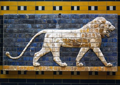 أسد ، تفاصيل من القرميد المزجج يصور حيوانات أسطورية تزين طريق الموكب إلى بوابة عشتار في بابل في عهد نبوخذ نصر الثاني (604-562 قبل الميلاد). الحضارة البابلية في القرنين السابع والسادس قبل الميلاد. بواسطة البابلية